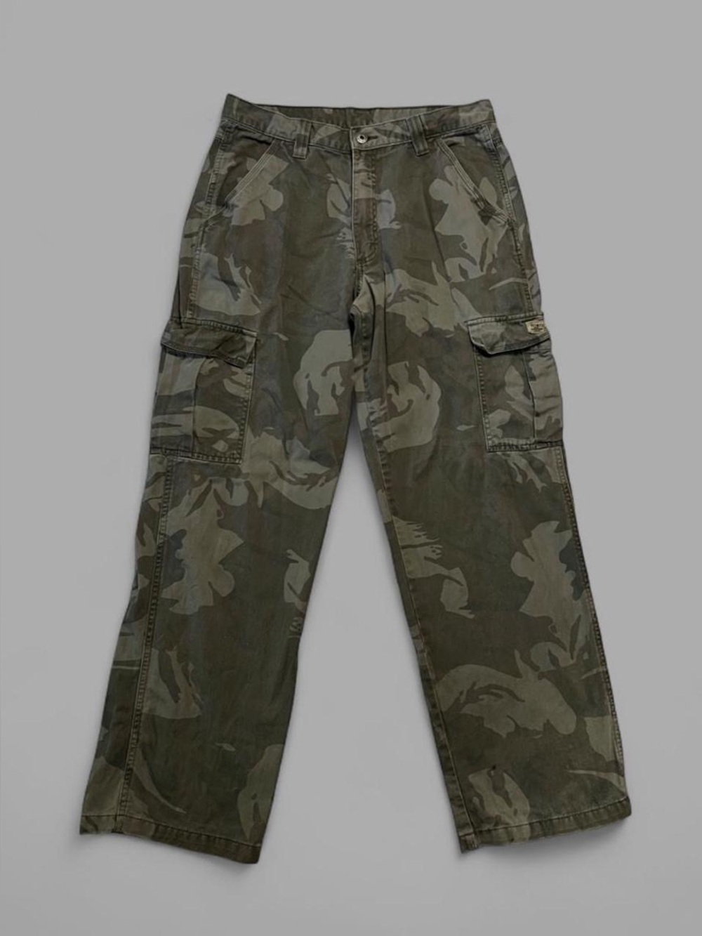 Vintage 00’s Y2K Wrangler Green Camo Military Cargo Pants. Size 32x32.